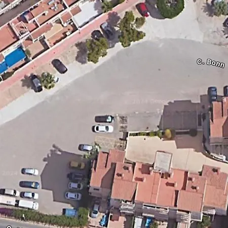 Con Piscina, Wi-fi, Balcon A Solo 2 Minutos De La Playa Апартаменты *