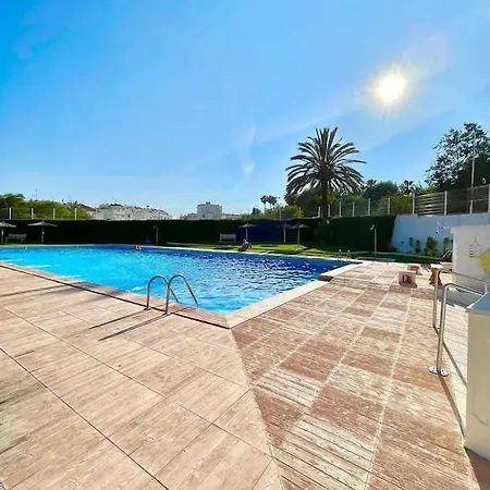 Con Piscina, Wi-fi, Balcon A Solo 2 Minutos De La Playa Апартаменты